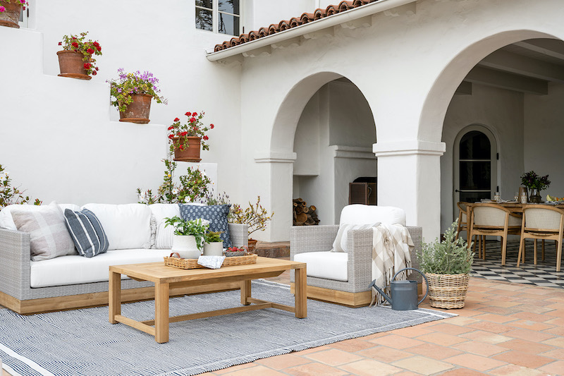 rugs for the outside patio. Design ideas for furnishing outdoor patio.
