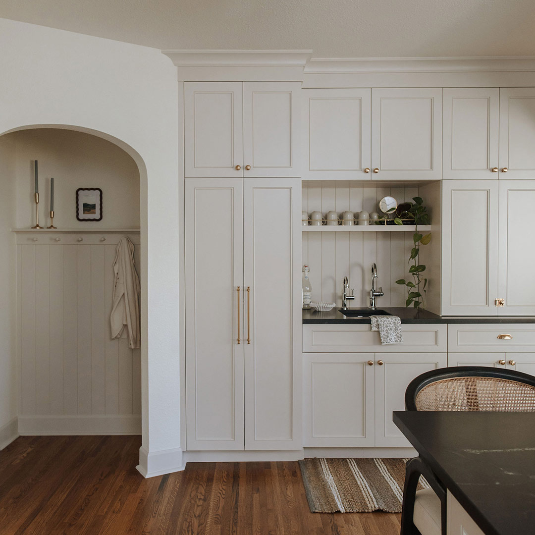 Walk-in Pantries with Countertops – Working Pantry Ideas & Design